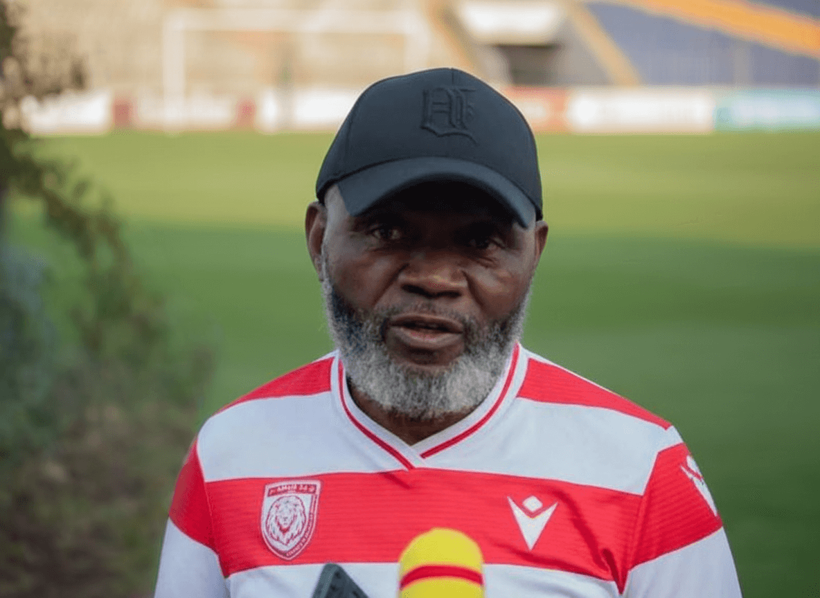 Daula Lupembe, entraîneur de l'AS Simba, donnant des consignes à ses joueurs pendant le match