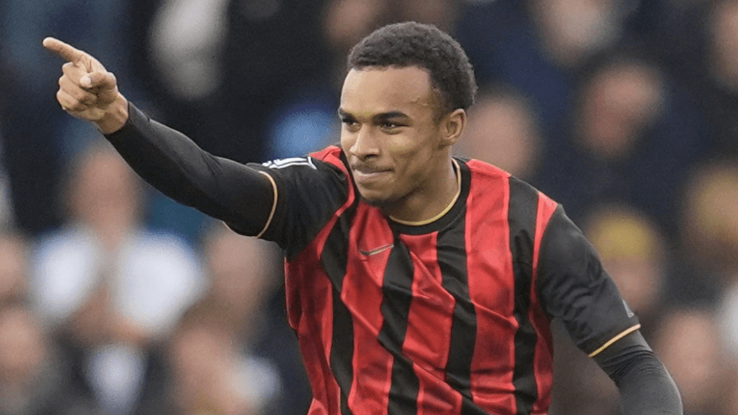 Eli Junior Kroupi posant avec le maillot de Bournemouth après son transfert depuis Lorient