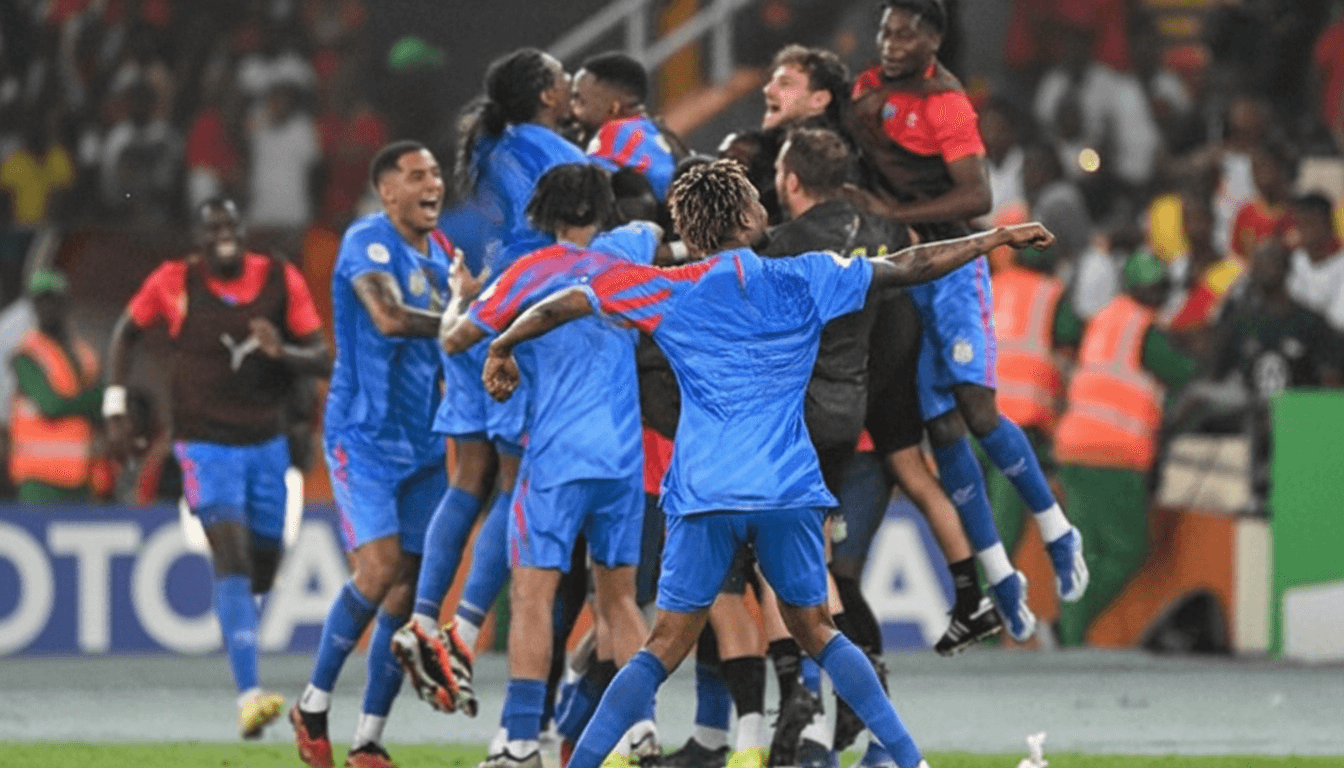 Les supporters de la RDC assistant à un match, portant les couleurs de l'équipe et montrant leur enthousiasme pour encourager les joueurs.