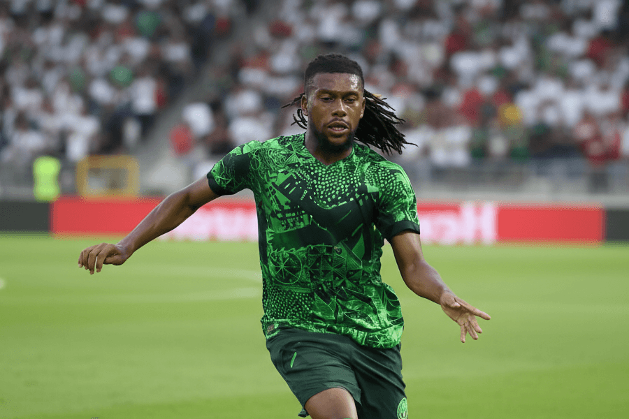 Alex Iwobi s'entraîne avec ses coéquipiers avant le match contre le Gabon.