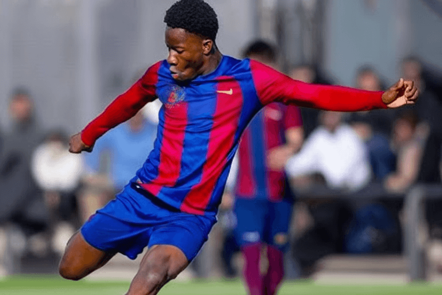 Ebrima Tunkara célébrant une action pendant un match de jeunes du Barça.