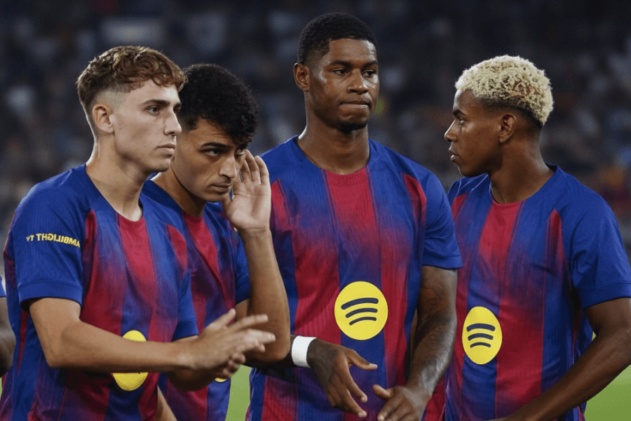 Stade Camp Nou rempli de fans, symbole de l'engagement du club.