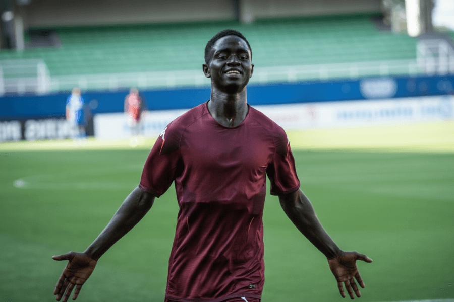 Ibou Sané célébrant un but après une passe décisive.