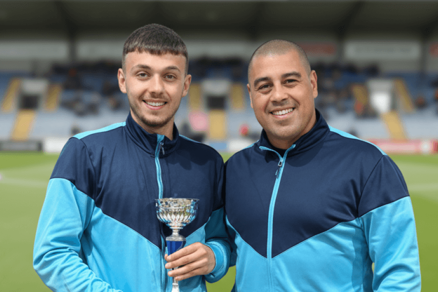 Jonathan Gjoshe souriant lors d'un événement de soutien des fans.