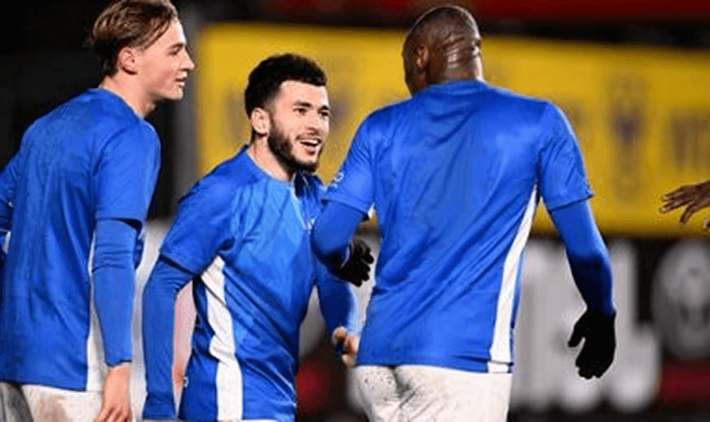 L'équipe du KRC Genk posant avec leurs nouveaux maillots pour la saison