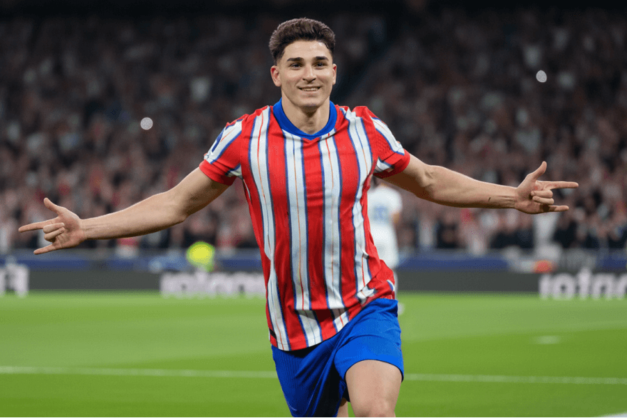 Julián Álvarez célébrant un but avec passion sous les couleurs de Manchester City, les bras levés vers les supporters.