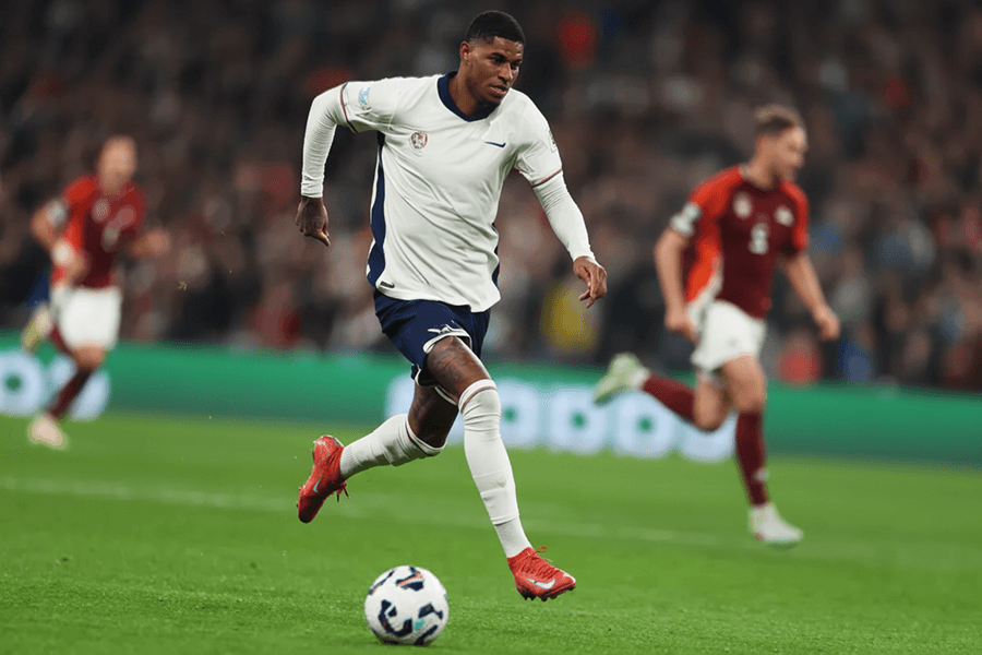 Marcus Rashford célébrant un but avec le FC Barcelone.