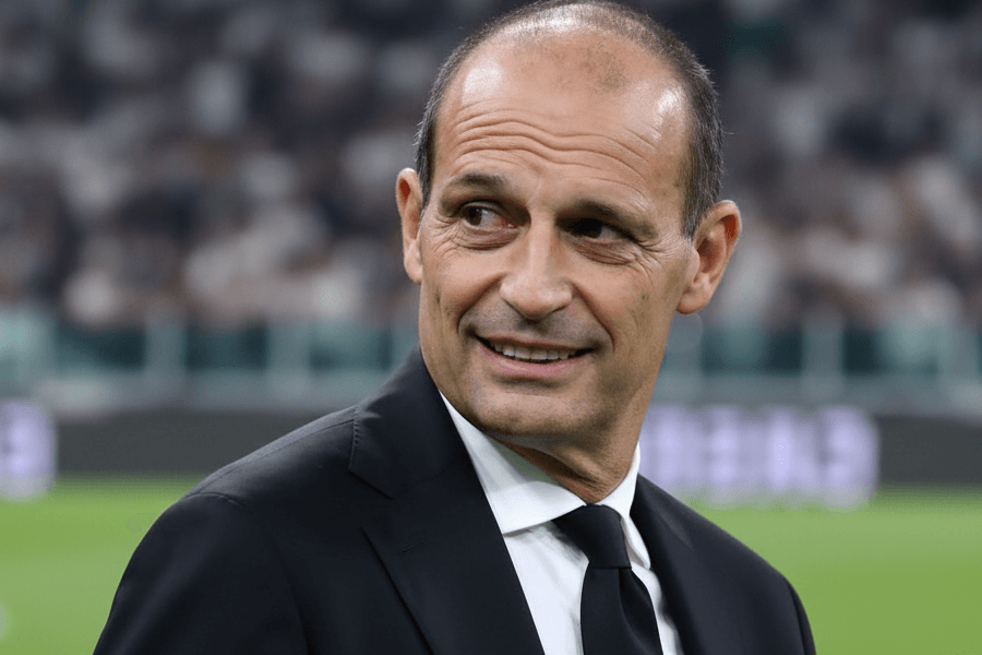 Massimiliano Allegri saluant les supporters du Milan AC après la rencontre contre l’Inter.