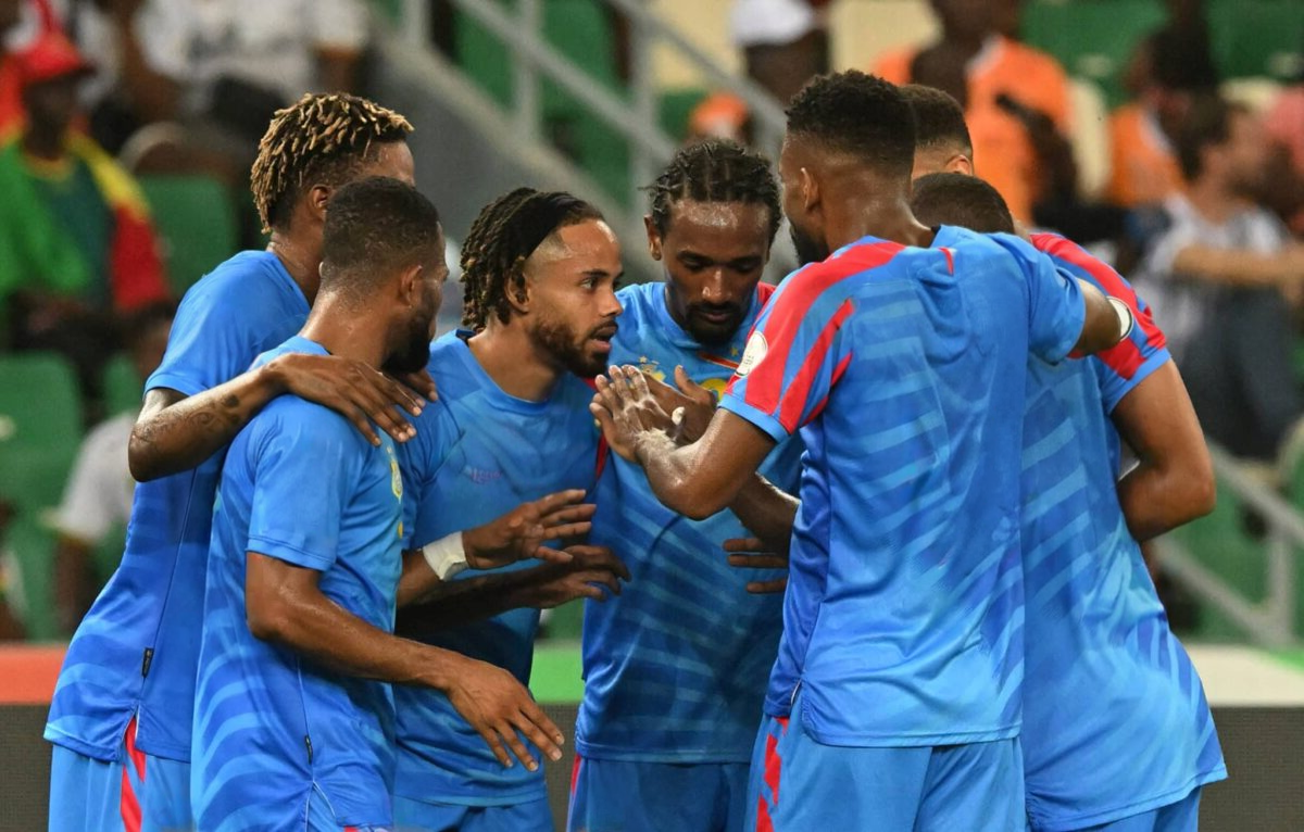 Fonds de supporters congolais brandissant des drapeaux