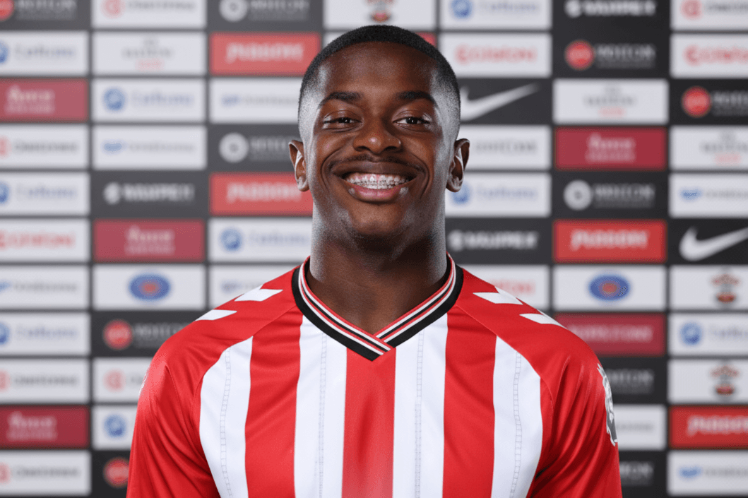 Noah Sadiki en pleine action avec Sunderland en Championship