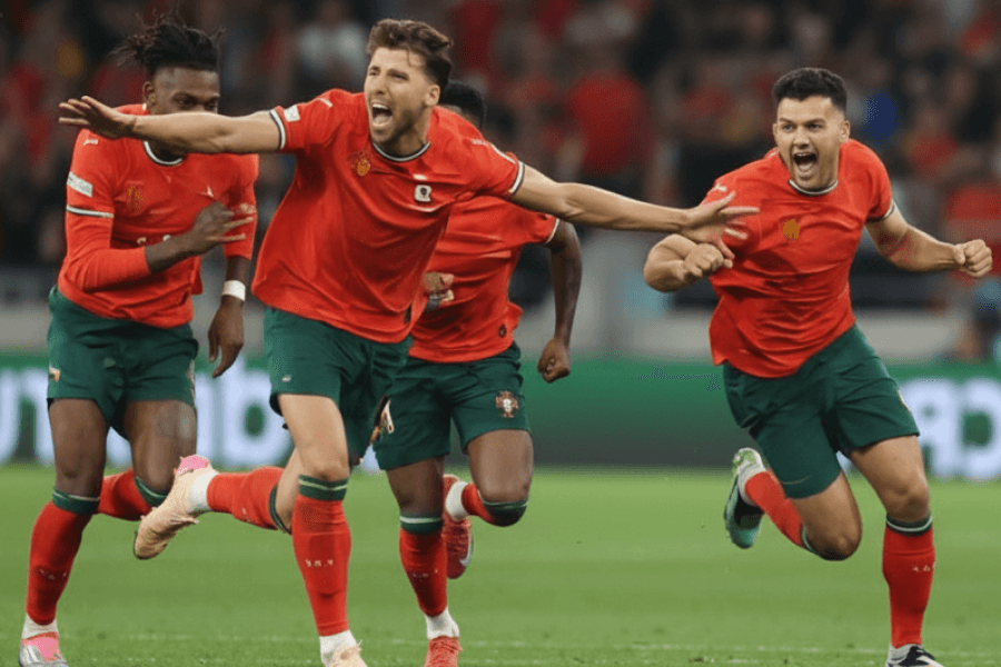 L’équipe du Portugal célébrant un but lors d’un match.
