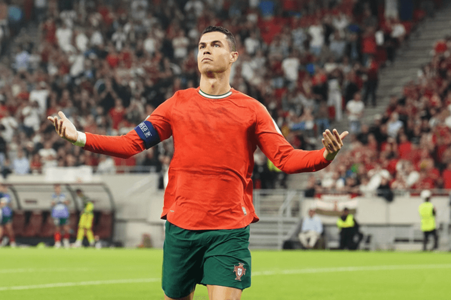 Cristiano Ronaldo encourageant ses coéquipiers avant le match.