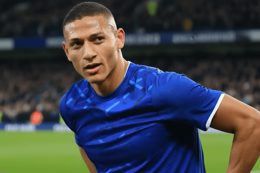 Richarlison serrant les poings après avoir marqué depuis le rond central.