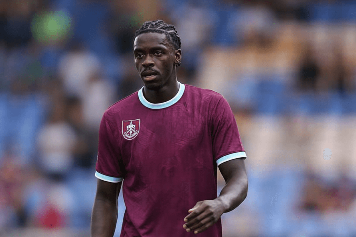 Hannibal Mejbri célébrant un but avec ses coéquipiers de Burnley.