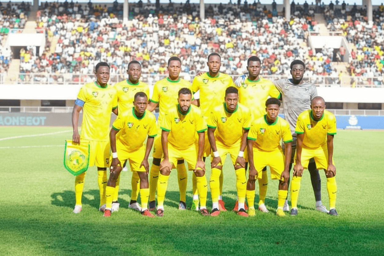 Joueurs du Togo en attaque au stade de Lomé.