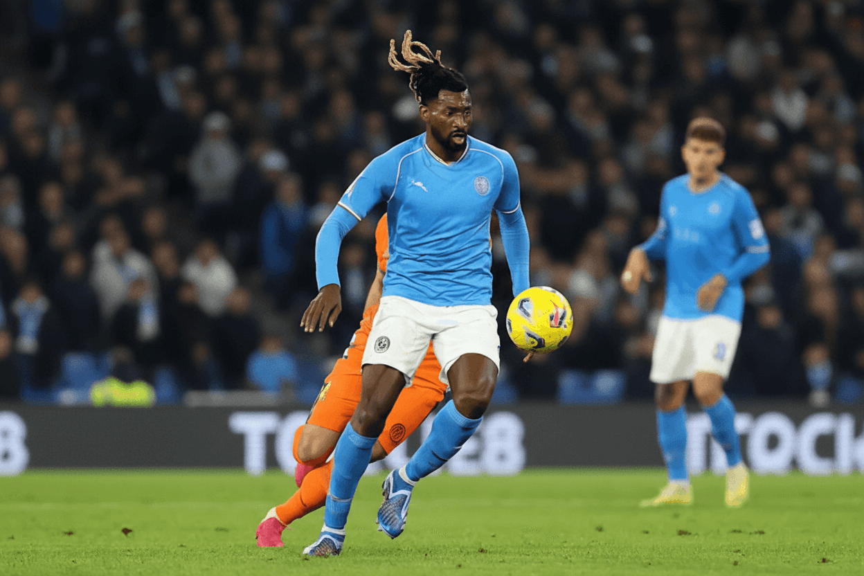 Zambo-Anguissa célébrant un but marqué avec ses coéquipiers de Naples