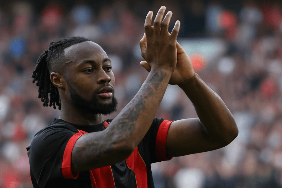 Antonee Semenyo dribblant un défenseur lors d'un match.