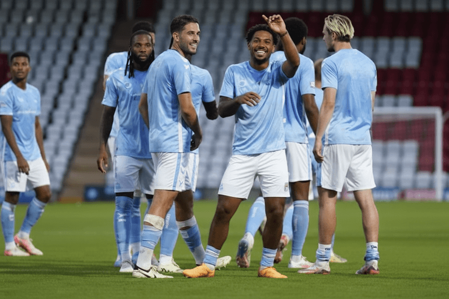 Coventry City célébrant un but sur le terrain.