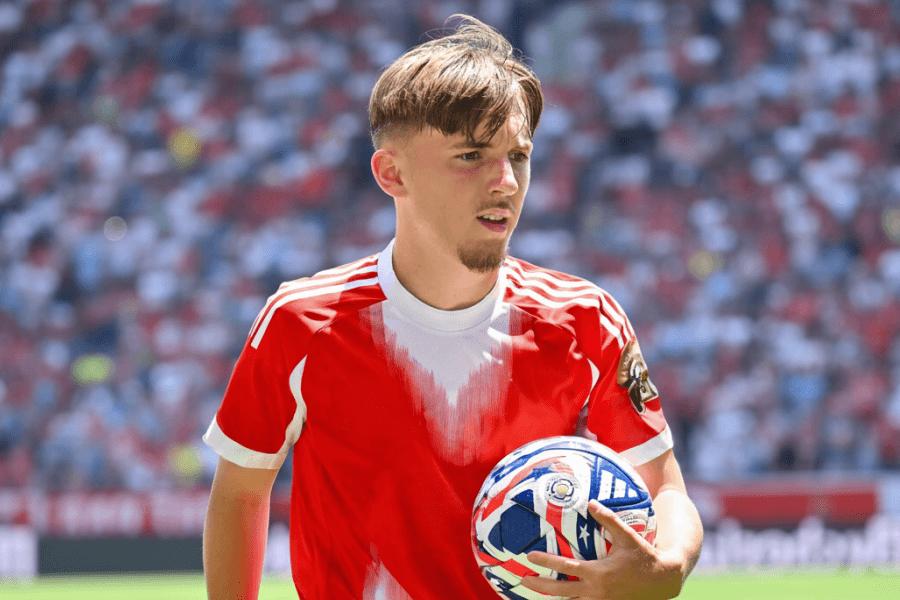 Lennart Kahr célébrant son but avec l’équipe.