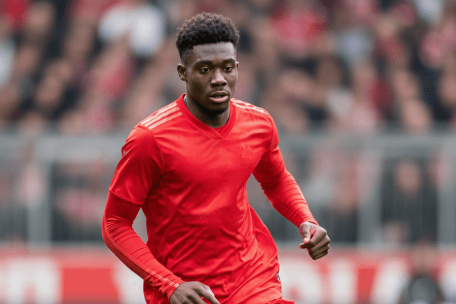 Alphonso Davies revenant sur le terrain.