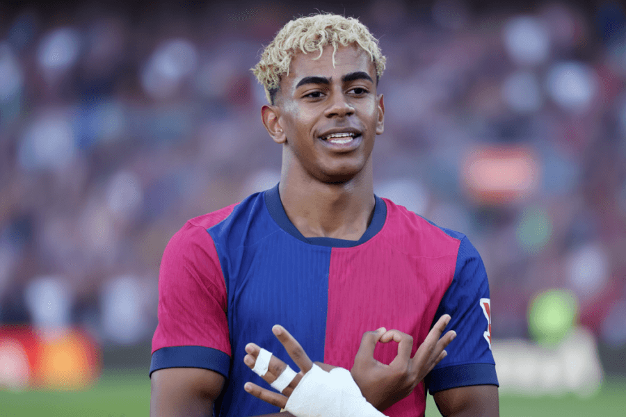 Yamal délivrant une passe décisive sur le terrain.