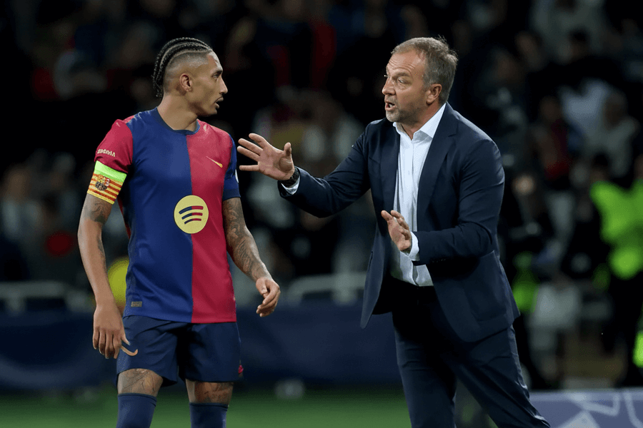 Hans-Dieter Flick félicitant ses joueurs à la fin du match.