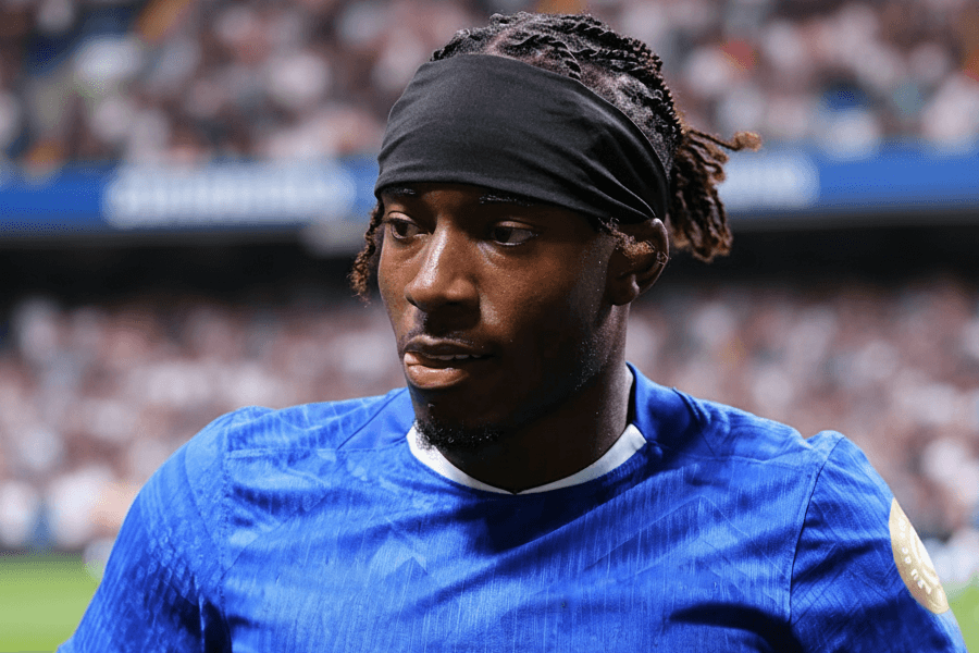 Madueke en action lors d'un match de Ligue des champions.