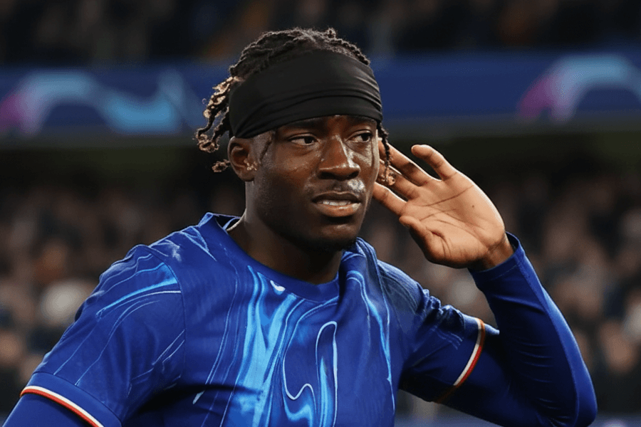 Madueke dribblant un défenseur pendant un match.