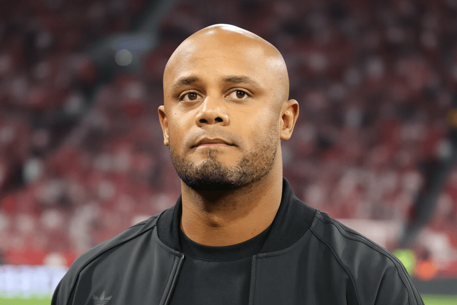 Vincent Kompany célébrant un but avec ses coéquipiers.