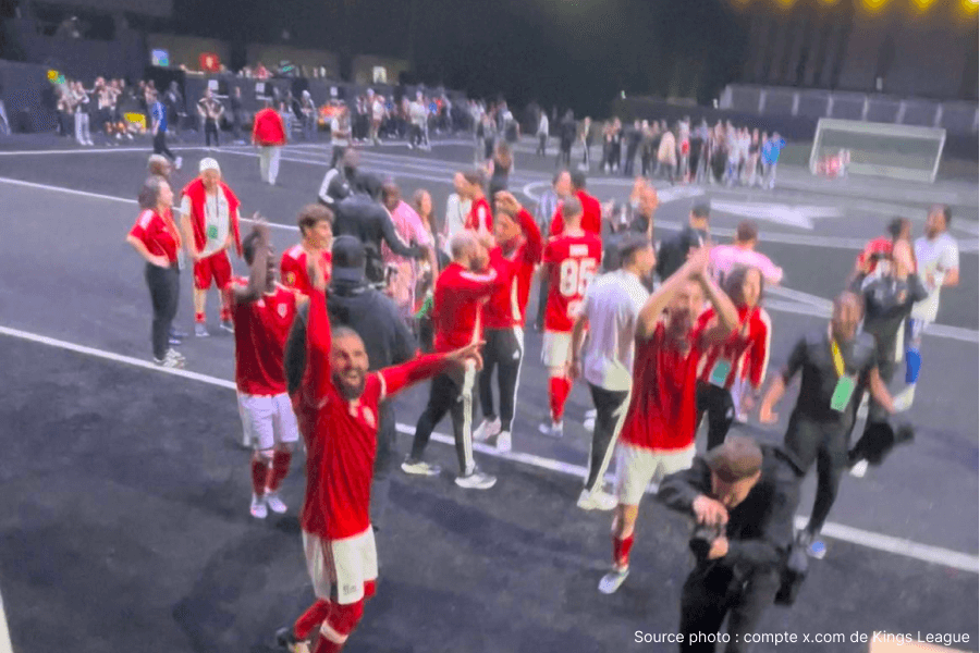 Match de Kings League avec des joueurs en action.
