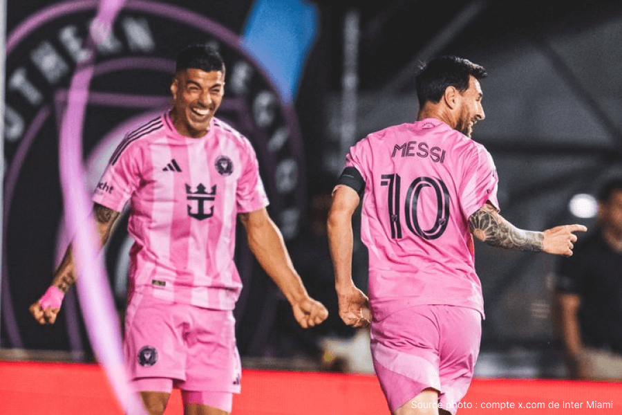 Célébration des buts de Suárez et Messi ensemble.