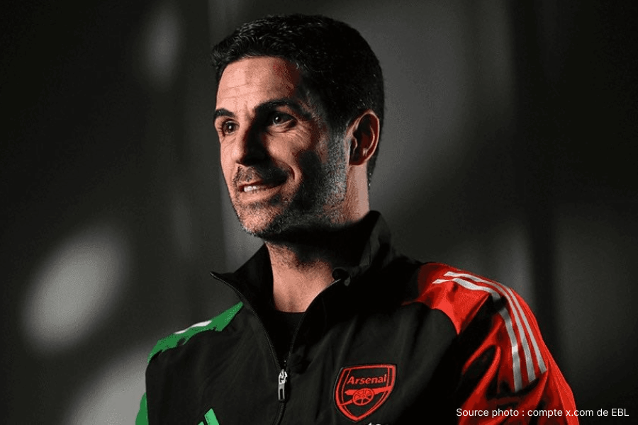 Mikel Arteta donne instructions tactiques joueurs Arsenal banc touche match