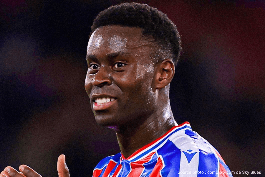 Gehi dirige la ligne arrière lors d’un match de Premier League