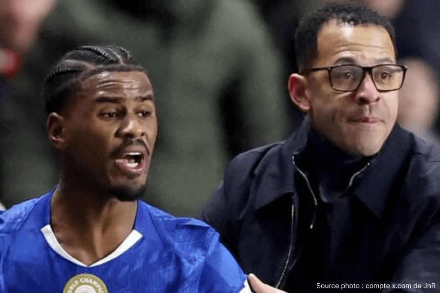 Liam Rosenior Chelsea banc touche match Naples stade Maradona Italie