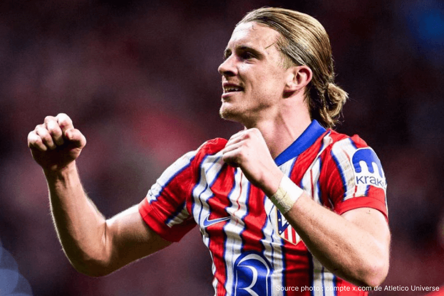 Gallagher lors de son arrivée à l'aéroport de Londres.