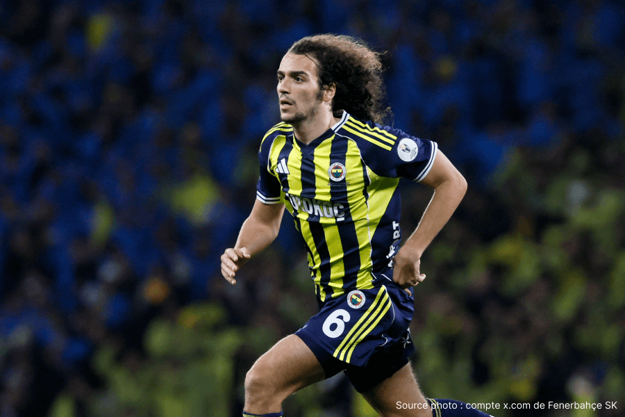 Matteo Guendouzi en train de discuter avec ses coéquipiers lors d'un entraînement.