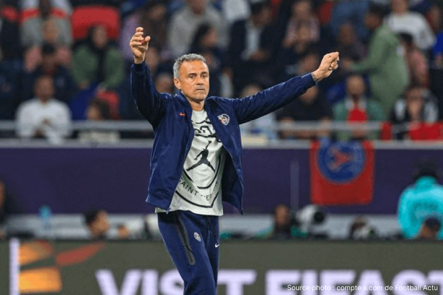 Luis Enrique célèbre une victoire avec ses joueurs au PSG.