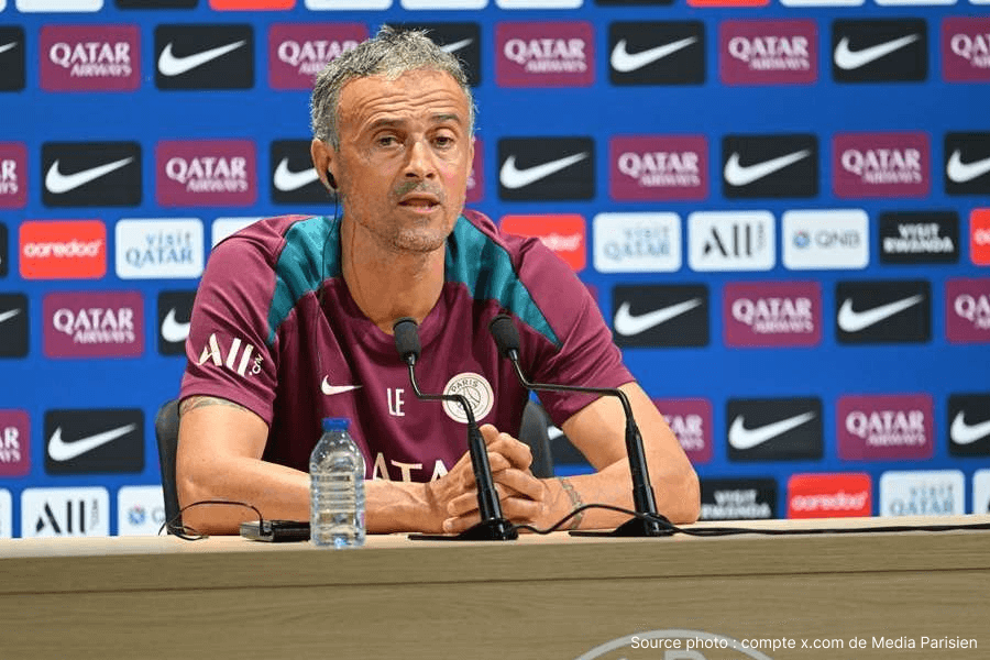 Luis Enrique terrain entraînement PSG joueurs exercice tactique préparation match concentration