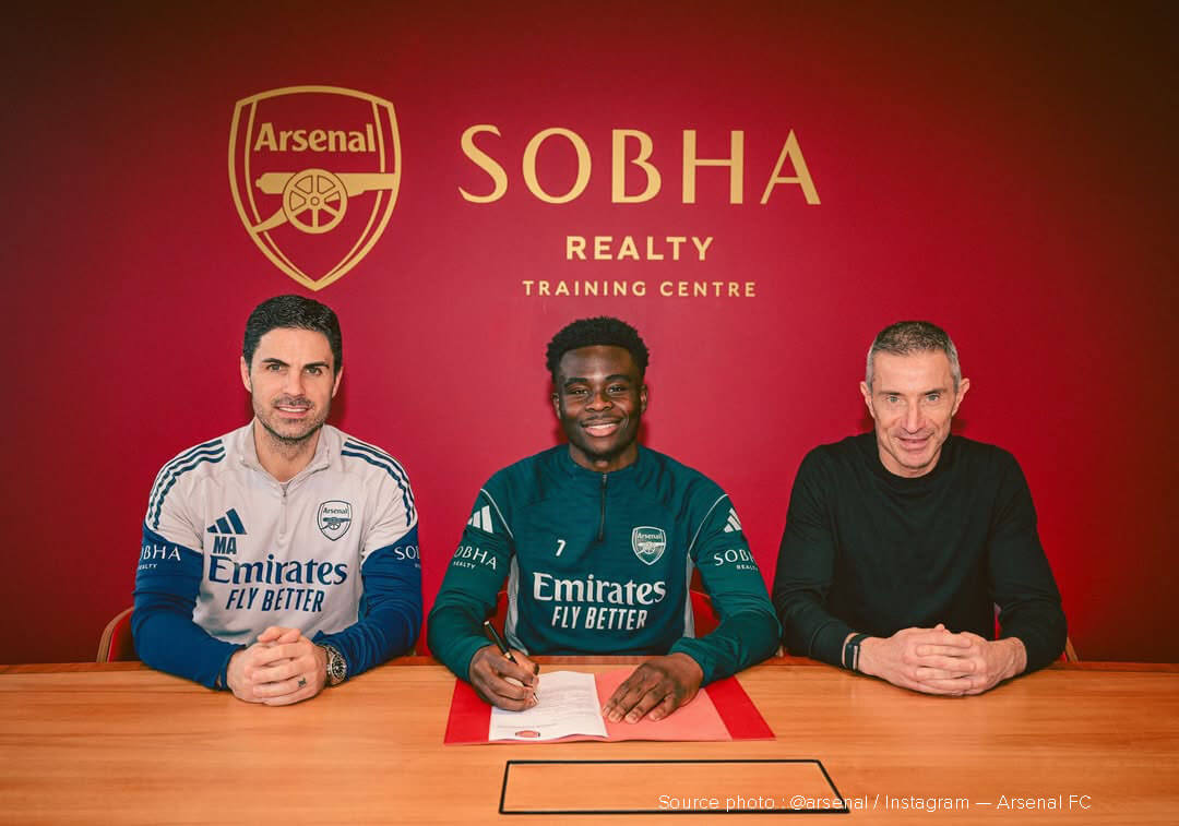 Bukayo Saka signe la prolongation de son contrat avec Arsenal en présence de Mikel Arteta, février 2026