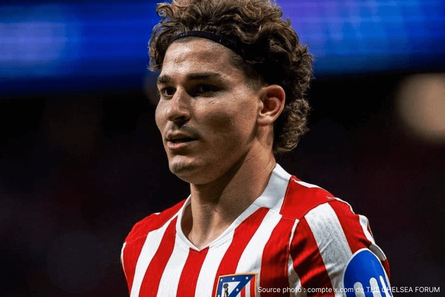 Agents de Julián Álvarez observant match Chelsea Arsenal à Stamford Bridge Londres