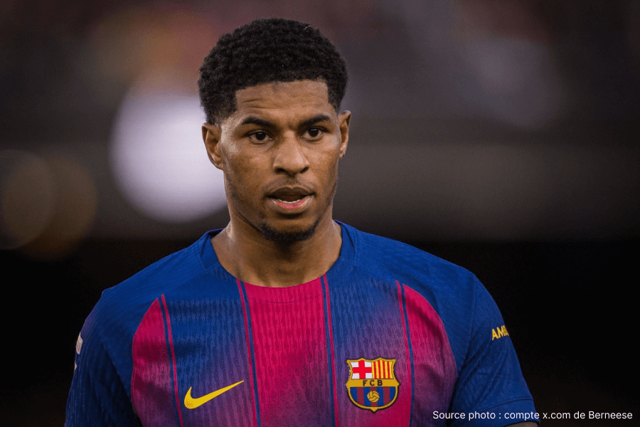 Marcus Rashford quittant le terrain en se tenant le genou avec le Barça