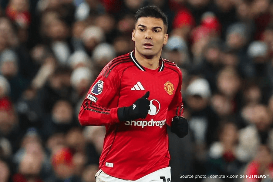 Casemiro au duel avec un milieu adverse lors d'un match de Premier League à Old Trafford