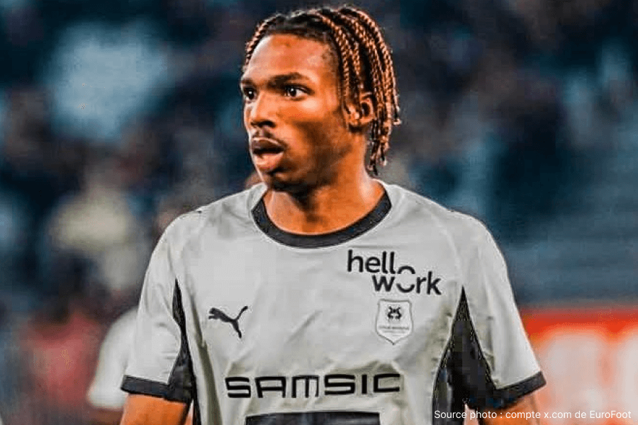 Jeremy Jacquet défenseur Rennes duel aérien ballon match Ligue 1 compétition