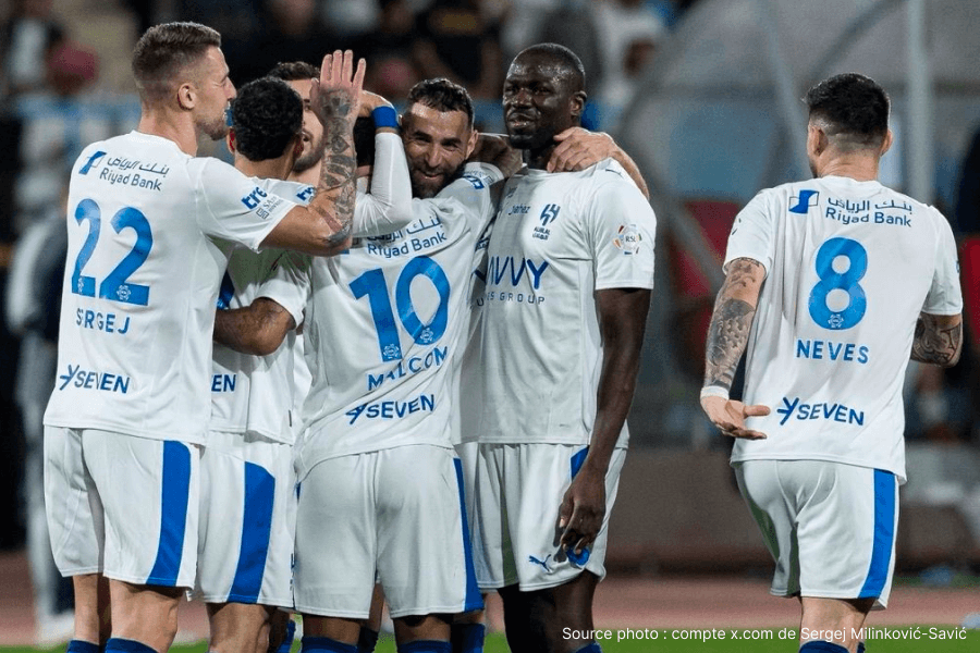 Benzema numéro 9 Al-Hilal contrôle ballon course attaque milieu terrain adversaire