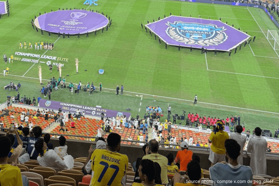 Vue nocturne d'un stade saoudien plein pendant un match d'Al Nassr