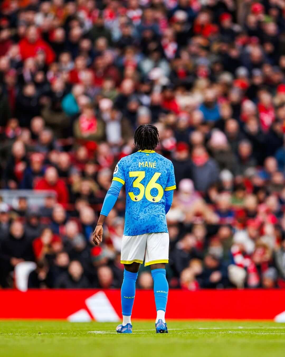 Mateus Mané vu de dos avec le numéro 36 de Wolverhampton lors de son premier match titulaire en Premier League à Anfield Stadium face à Liverpool