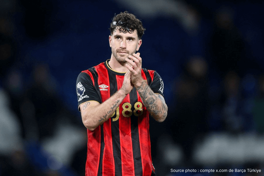 Marcos Senesi en duel aérien maillot cerise Vitality Stadium Bournemouth