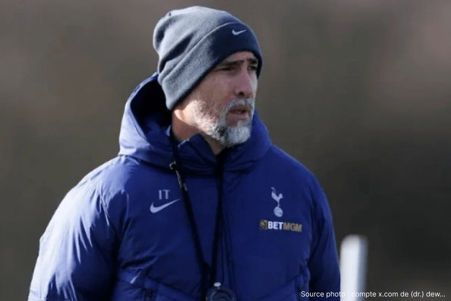Igor Tudor et Bruno Saltor discutant tactique sur le banc de Tottenham avant un match