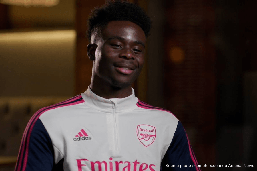 Bukayo Saka Arsenal dribble attaque Premier League Emirates Stadium action
