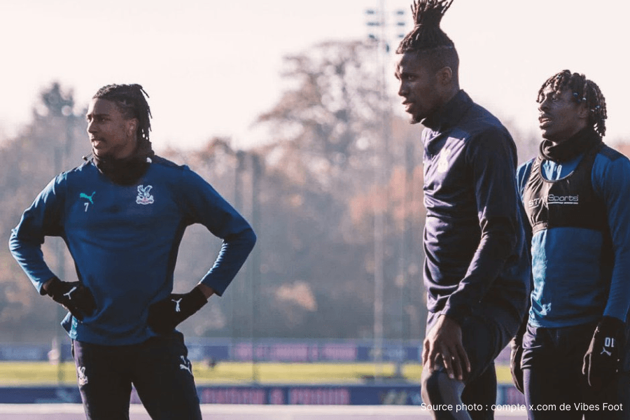 Crystal Palace Eagles joueurs célébration FA Cup trophée Wembley 2025